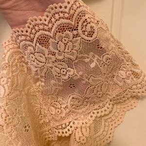 Garter with pocket for phone